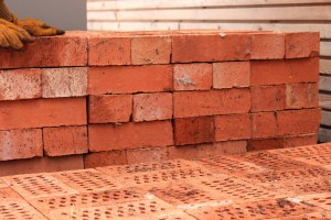 Die ersten Ziegel für den Erdkeller stehen schon bereit Die ersten Ziegel für den Erdkeller stehen schon bereit...