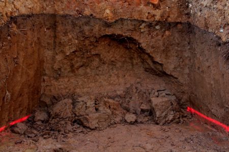 Die untere sandige Lehmschicht ist ausgetrocknet und zusammengesackt.