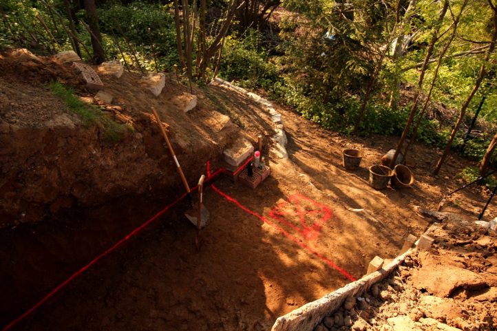 Geschafft und Feierabend! Für den nächsten Arbeitstag ist alles vorbereitet: Die Markierung gibt die Referenzhöhe für die Fundamentgrabung an; beim Quadrat soll mal der Entwässerungsschacht hin.