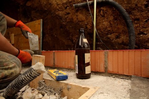 Fast schon feierlich: Die erste Reihe der Kellermauer entsteht!