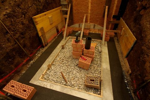 Wir haben´s ja genau getroffen und sind mit dem Kellerboden in der wasserführenden Schicht gelandet. Um zu verhindern, dass die Feuchtigkeit aus dem quasi im Wasser stehenden Fundament in die Mauer hochzieht, legen wir aus Dachpappe eine sog. Mauersperrbahn.