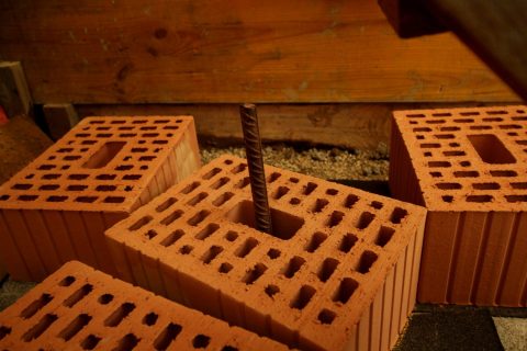 Die Eisenstangen sorgen für zusätzliche Stabilität und bessere Verbindung von Fundament und Mauer.