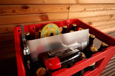 Nagelneues Maurerwerkzeug. Und um das Klischee auch voll zu erfüllen, gab´s auch den Kasten Bier dazu. "Sonst werd´n die Mauern net grad."