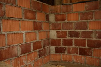 Die Mischung macht´s: Die dunklen alten und hellen neuen Ziegel ergeben eine schöne Farbstruktur.