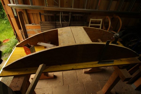 ...bis die Schalung gebaut, wieder auseinander geschraubt, nochmal eingemessen, und wieder zusammengebaut ist.