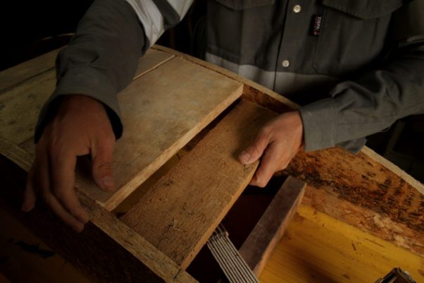 Bevor es ans Mauern der Rundbögen geht, wird erstmal gemessen, gesägt und geschraubt: Wir brauchen eine Schalung für die Rundbögen, auf der die einzelnen Reihen gemauert werden. Und natürlich baut man so eine Schalung nicht "mal eben schnell". Ein halber Arbeitstag zieht ins Land...