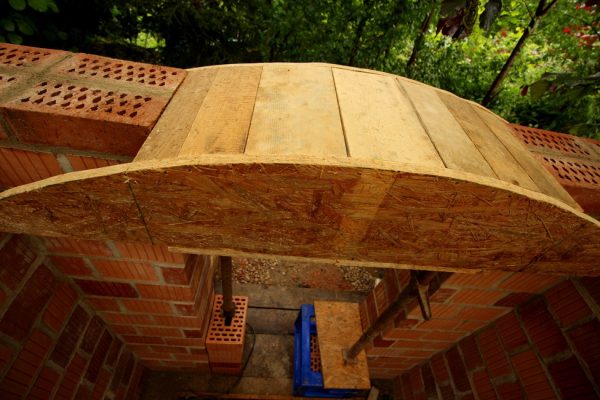 Puh, die Schalung paßt perfekt. Und nachdem wir sie dann auch nach einigem Gewackel sicher aufgestellt haben...