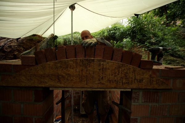 Die Anzahl der Steine in einem Bogen müssen ungerade, die Fugen sollten nicht breiter als 2 cm sein. Damit sich auch alles gut ausgeht, legen wir die Steine vor, bevor wir die Zwischenräume mit Mörtel füllen.