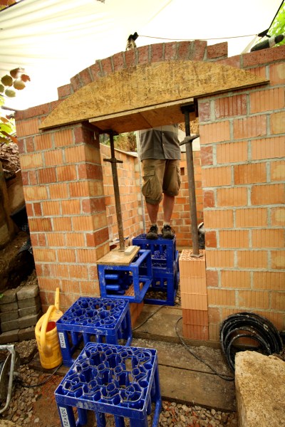 Am Tag danach wird´s spannend. Die Rundbogenschalung wird jetzt abgesenkt und abgebaut. Hält der Bogen oder hält er nicht?...