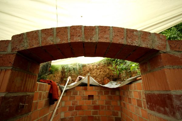 ... Voila :-) er hält. Auch wenn wir ihn beim Abbau der Stützkonstruktion fast wieder zerstört hätten. Ja, das schreit wirklich nach Professionalisierung.