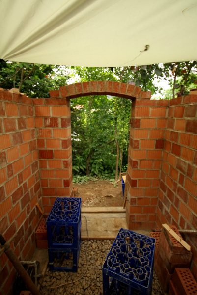 Trotzdem traut sich keiner von uns, direkt unter dem Bogen stehen zu bleiben.