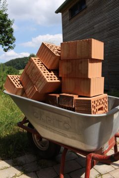 Ziegel in Schubkarre