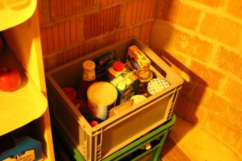 Für´s erste haben wir einfach alles in zwei kleine Kisten gepackt. Da wird es sicherlich noch mindestens eine Optimierungsphase geben ;-) - je nachdem, wie lange der Selbstversuch andauern wird.